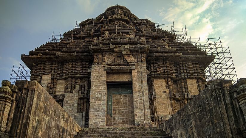 konark sun temple displaying beautiful architecture under blue sky