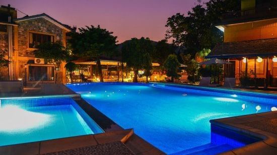 alt-text the-lakeside-retreat