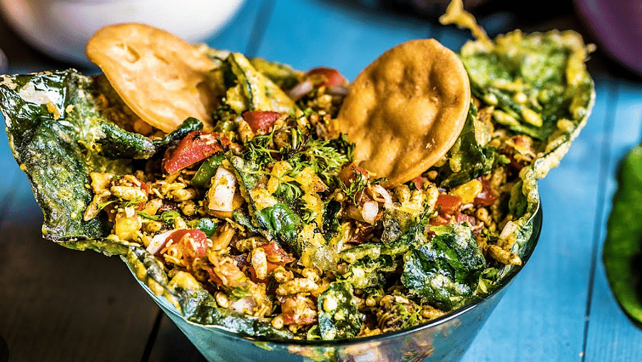 Plate of Paan Ki Chaat featuring fresh paan leaves, colorful mixed vegetables, and spices, elegantly presented.