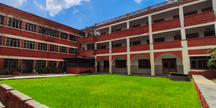 Facade image of a hotel with lawn in front - Hotel Goverdhan, Agra