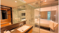 Well-Appointed Deluxe Twin Room with Two Single Beds and Modern En-Suite Bathroom