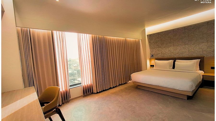 full view image of the room with a double bed with an expansive spacious room - Biznotel by Pride, Motera