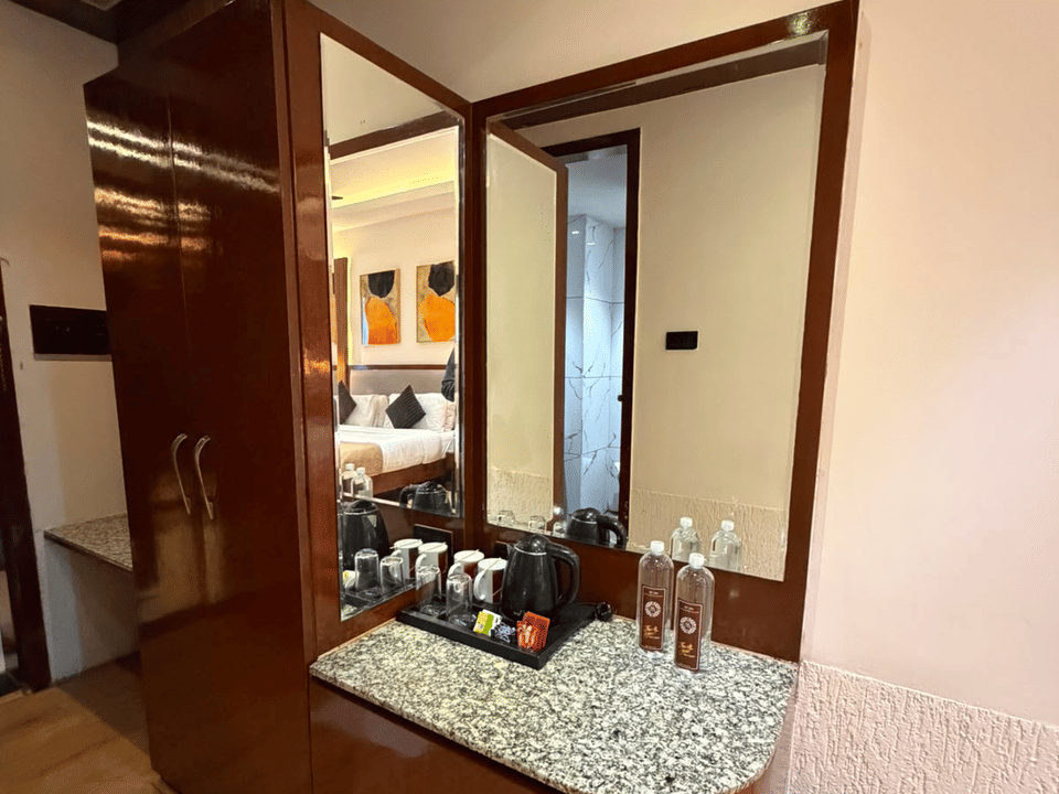 Executive Room, Vanity counter with mirror