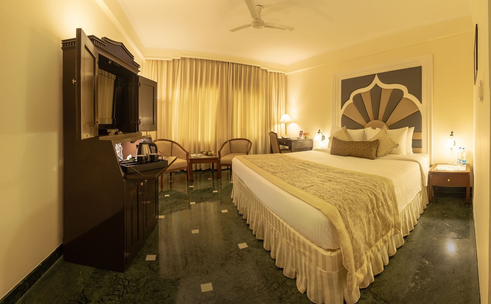 Deluxe Room with a double bed and a television