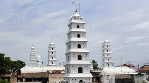 Nagoor Dhargah featuring multiple storeys, each floors descending in sizes till it reaches the top floor. 