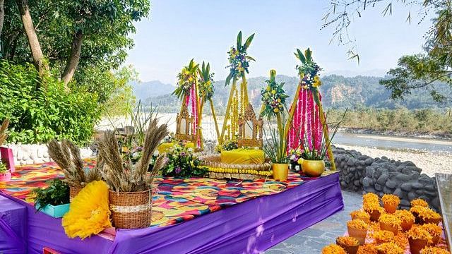 alt-text Scenic wedding venue with a mountain backdrop.