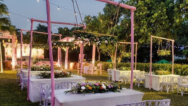 alt-text Serene outdoor wedding venue with a water feature.