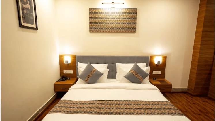 Spacious Deluxe Room at Voyage The Royal Retreat showcasing stylish furnishings and a relaxing ambiance.