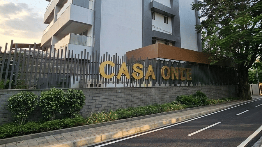 The building exterior and entrance gate with a sign from the street at BluSalzz Collection - Casa Onze, Arpora.