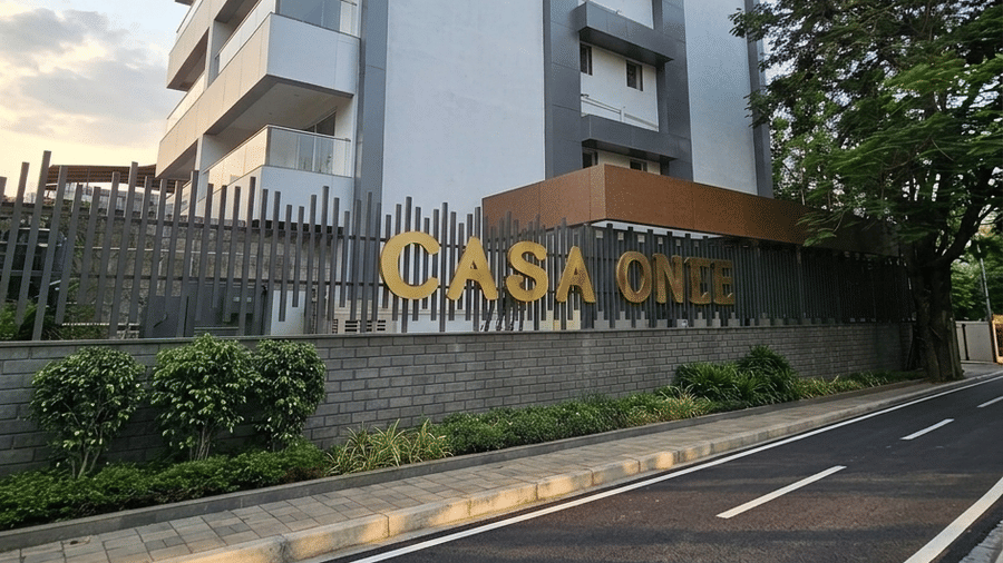 The building exterior and entrance gate with a sign from the street at BluSalzz Collection - Casa Onze, Arpora.