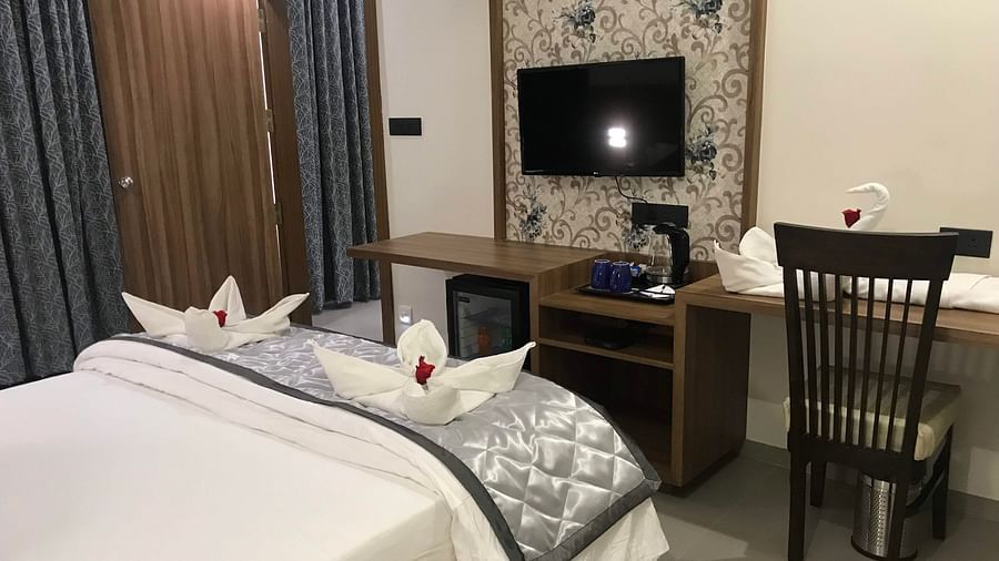 Suite With Breakfast room featuring a bed, desk, chair and TV | Kyriad Hotel, Solapur