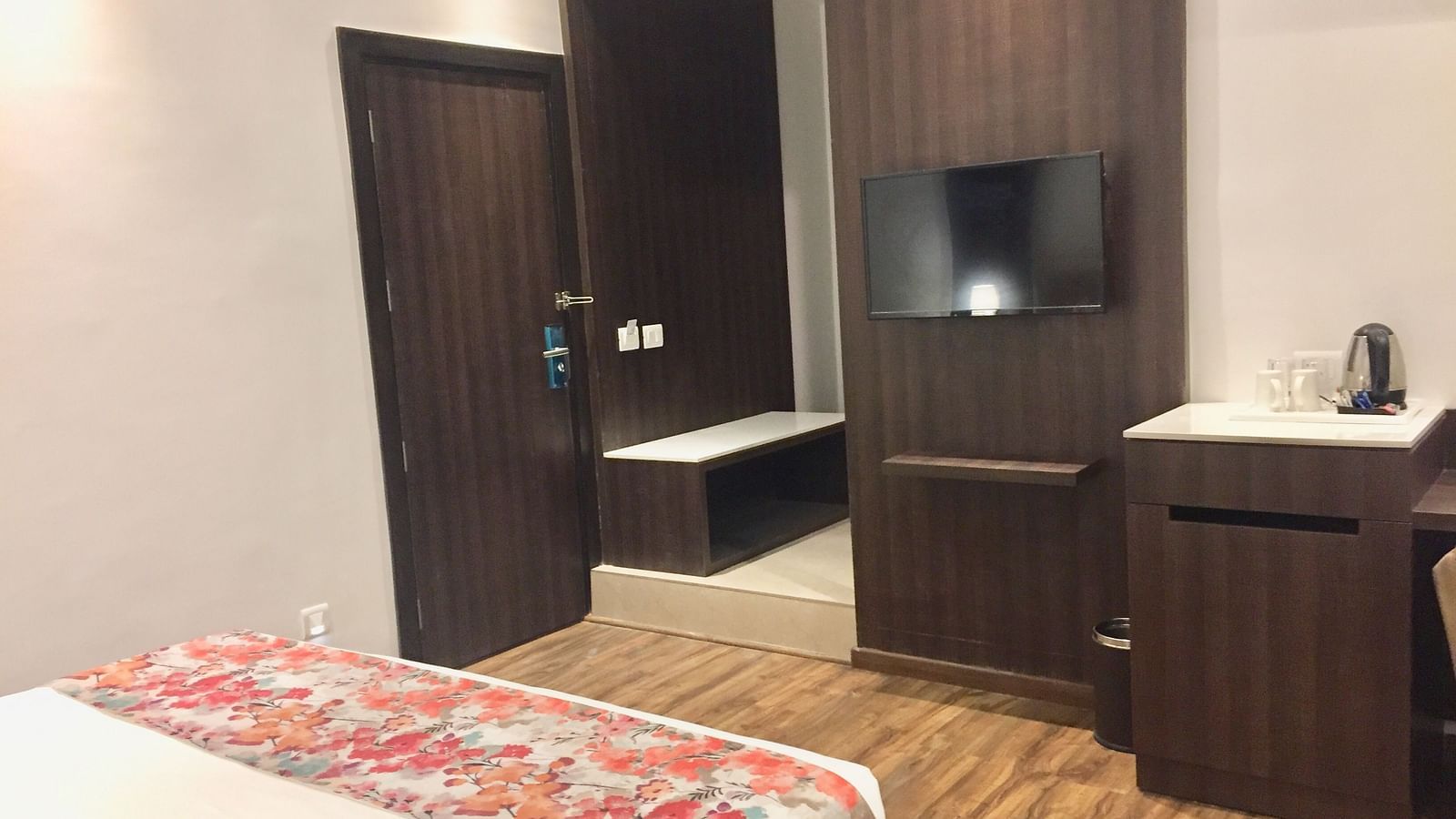 Deluxe Rooms at Hotel Le ROI Lake View Koti captured with curtained windows and green furniture inside the room3