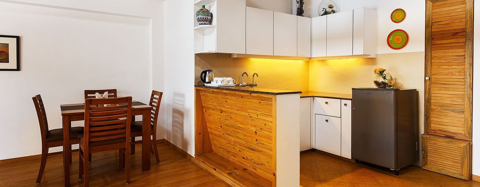 A Kitchenette with a dining table for four - The Pinewood xkuo9d