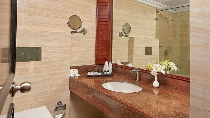 DELUXE ROOM BATH ROOM