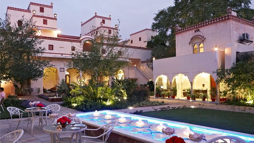 Seating arrangements in the courtyard next to the fountain at anada restaurant - Mandawa Haveli, Jaipur