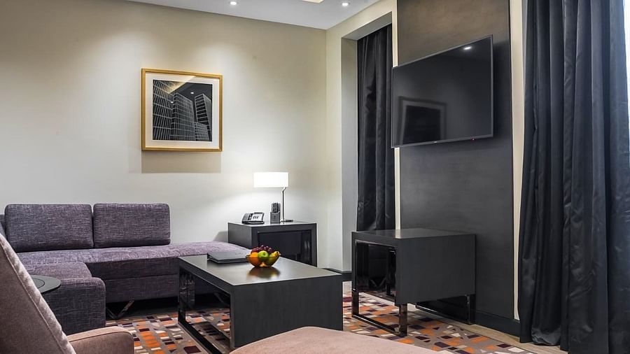 EXECUTIVE SUITE POST 1