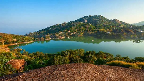 Wayand beauty the beautiful lake and mountain