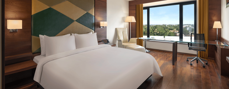 Executive Deluxe Room - King Bedroom (in-out)