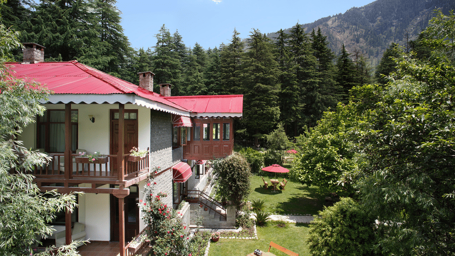 a side view facade of Bedzzz Xclusiv Baikunth, Manali during a bright sunny day