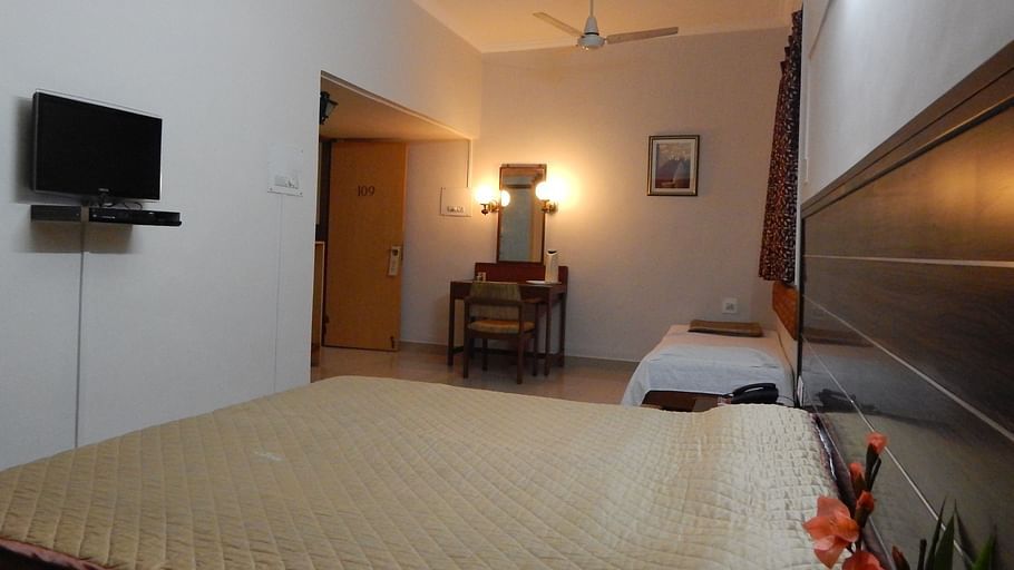 Hotel Raviraj, Pune Pune deluxe double room hotel raviraj pune