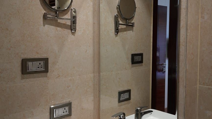studio bathroom 1