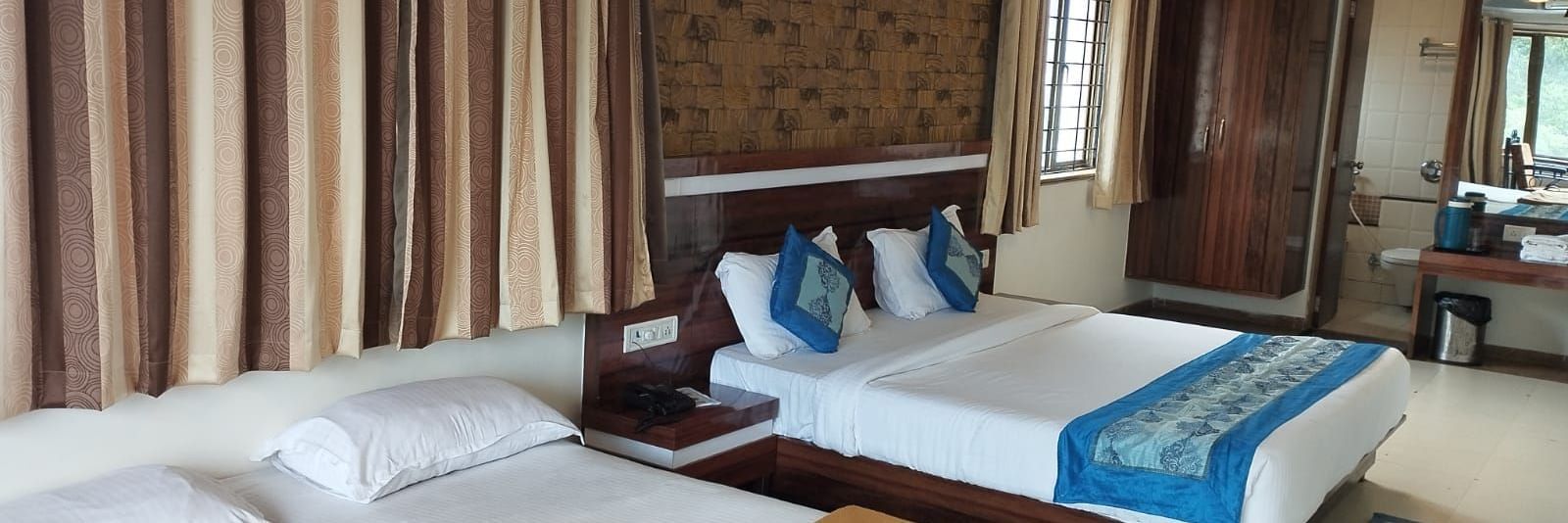The Suite at Mountview Resort, furnished with two king size beds, air-conditioning, and a seating area.