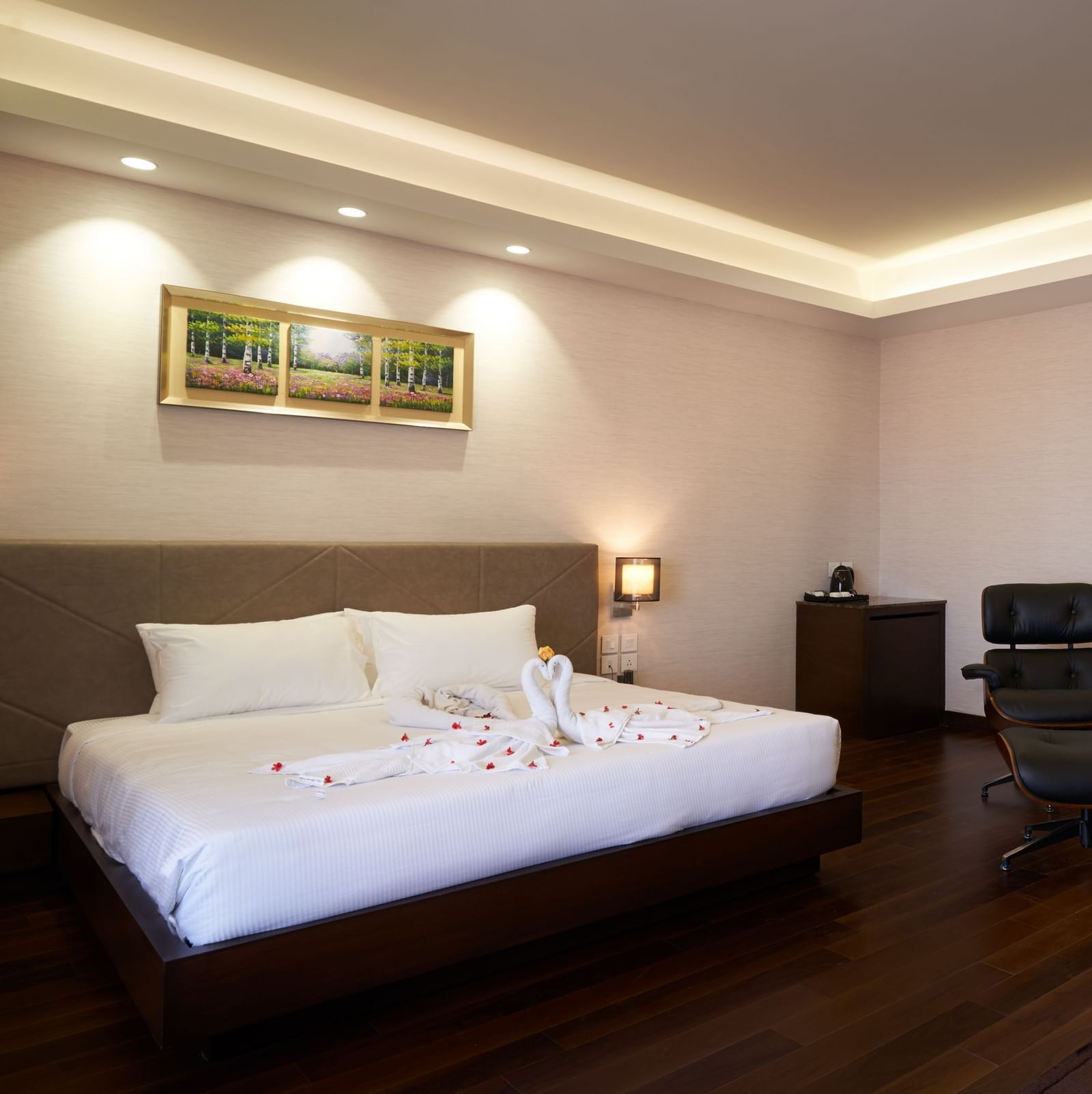 Royal Honeymoon Suite The Hamuse Hotel Kodaikanal 2