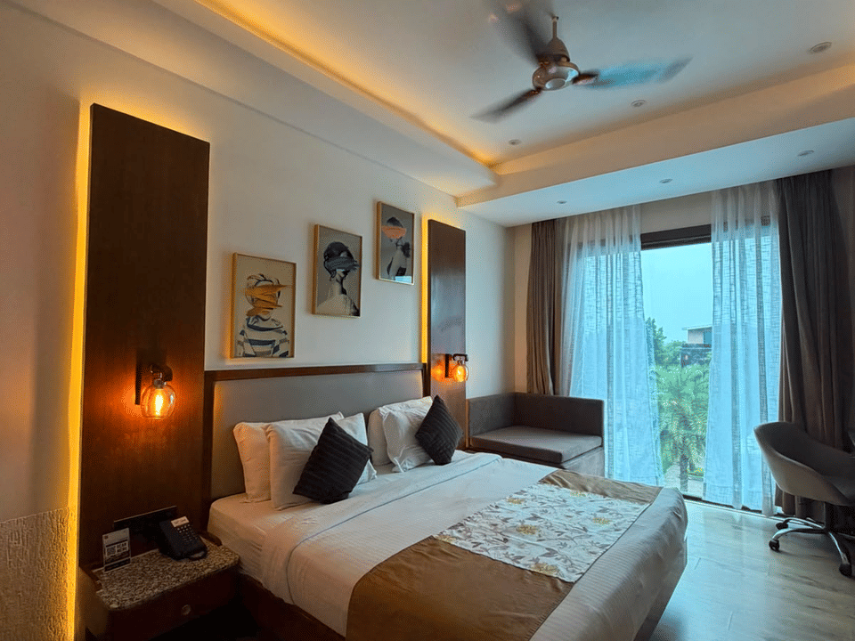 Deluxe Pool Room, Bedroom with balcony window