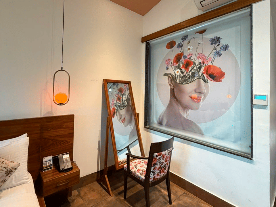 Club Executive Room, Portrait artwork beside the bed