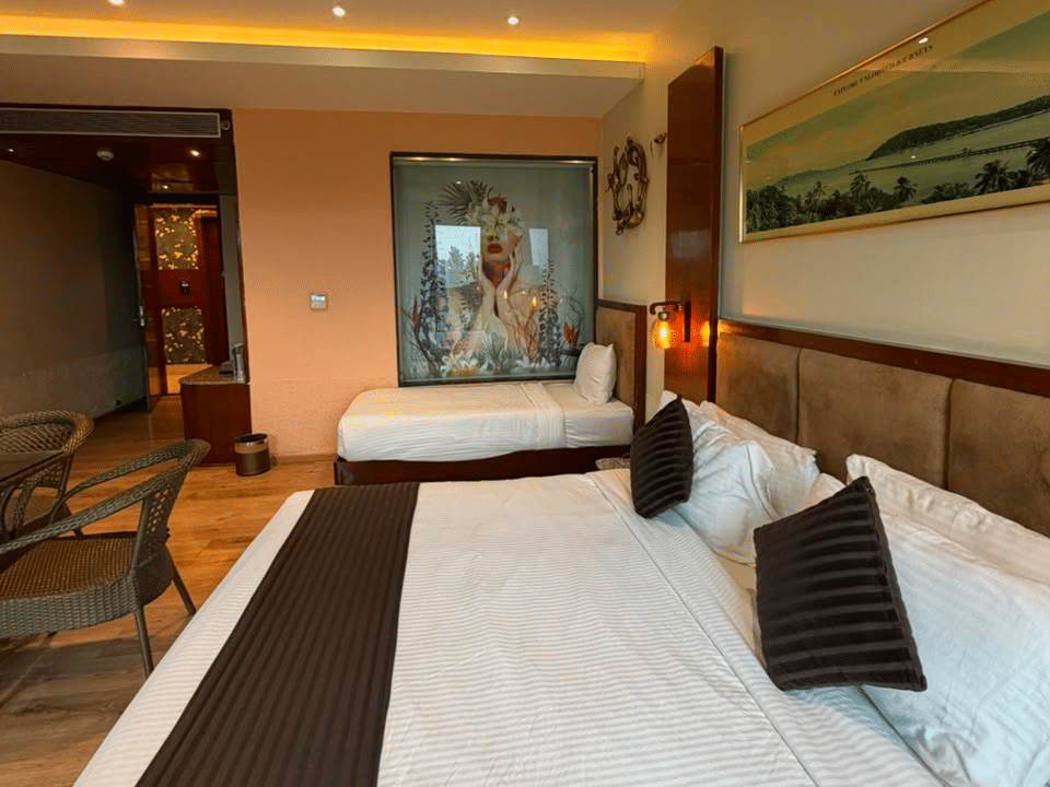 Skyline by Miraya, Family Room, Twin beds with garden view