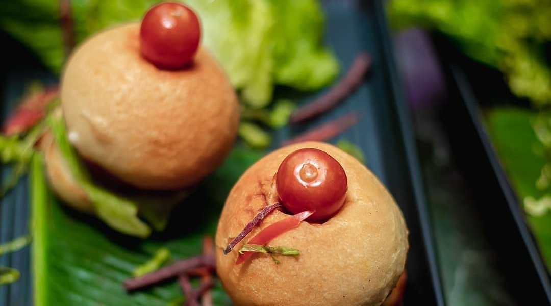 An image of savouries placed in a banana leaf at Themis Barbecue House, NSP Pitampura