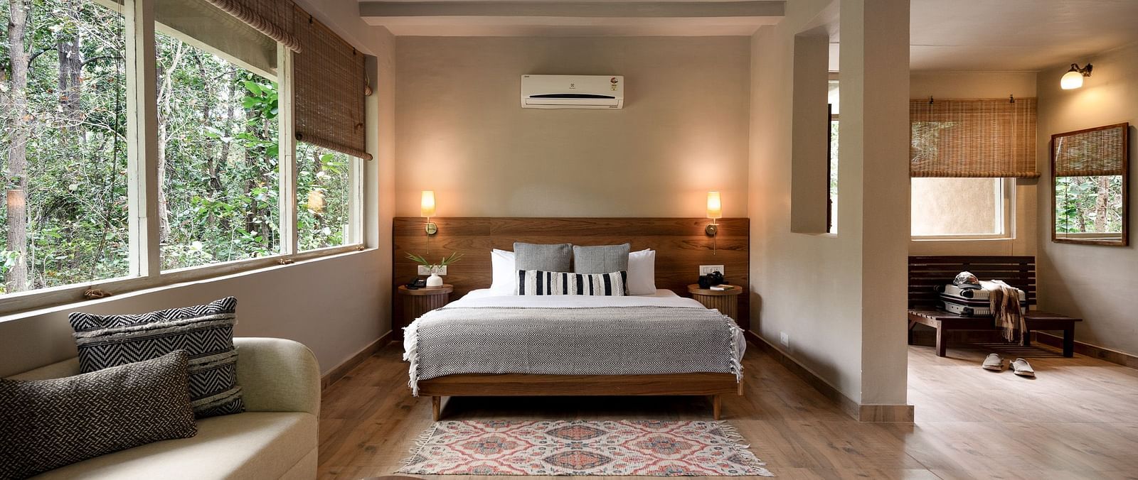 A king size bed at Jungle Cottage at Saccharum Safari Lodge, Balaghat