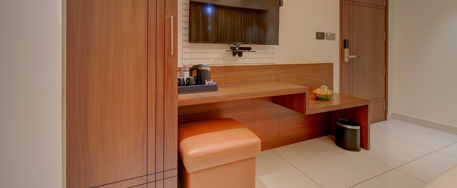 An image of a room featuring a wooden table with a tray placed on top at Hari Govindas, Siddappa Square.