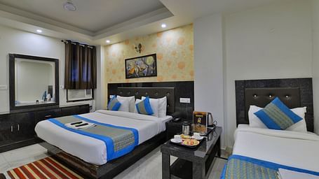Super Deluxe Room atHotel Noida International 4