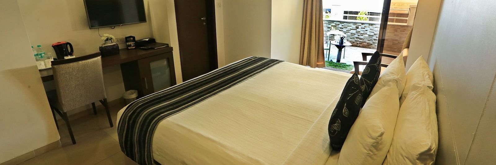 Top veiw of a room with bed and televison in front of it at The Oriental Residency 