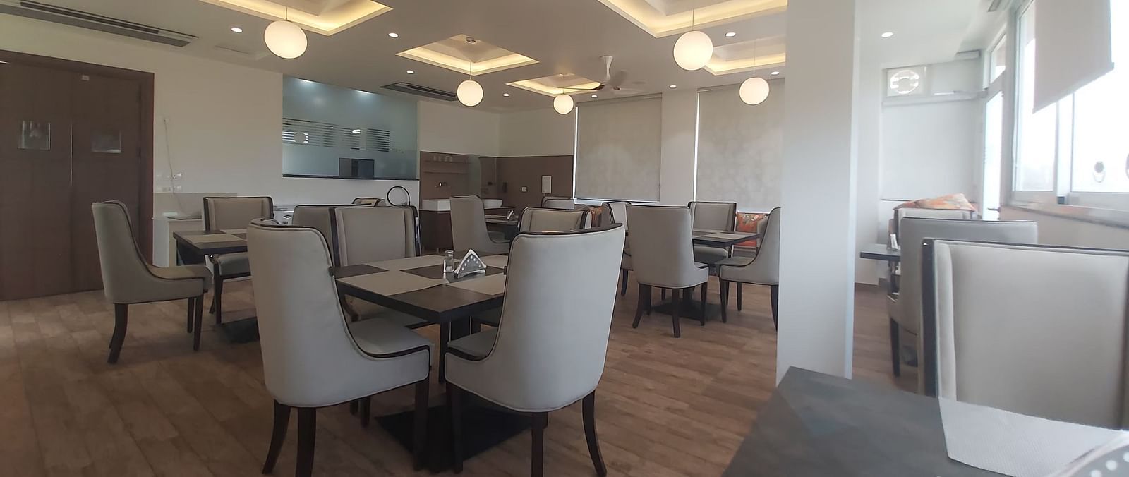 image of the indoor dining area at Eminence The Corbett