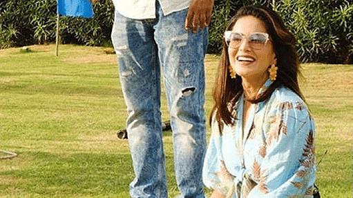 Sunny Leone and a contestant posing for the camera - Buena Vista Luxury Garden Spa Resort