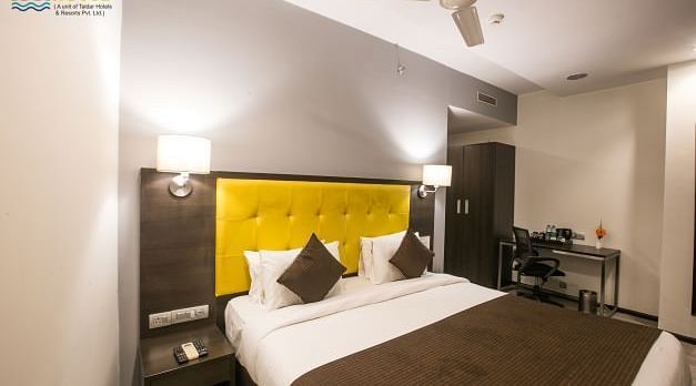 Deluxe Room with a double bed at Hotel Mumbai House, Airoli