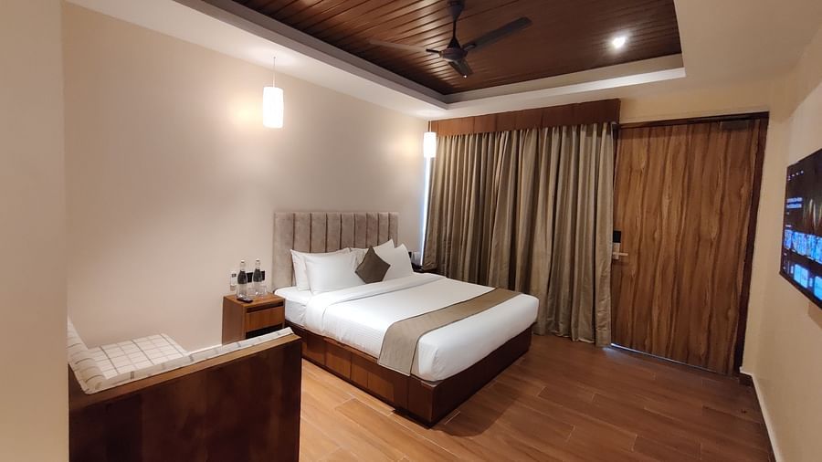 Side view of the room showcasing the veranda with sliding glass doors and greenery