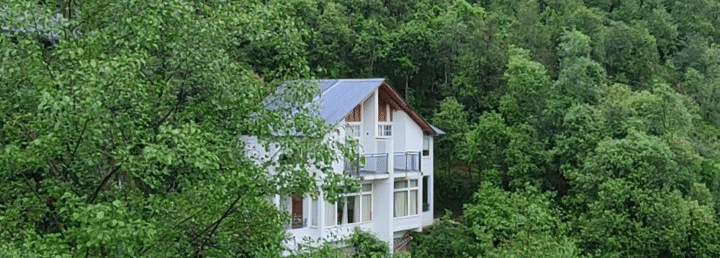 A building nestled in the greenery and perched on a hill | Ziran Retreat