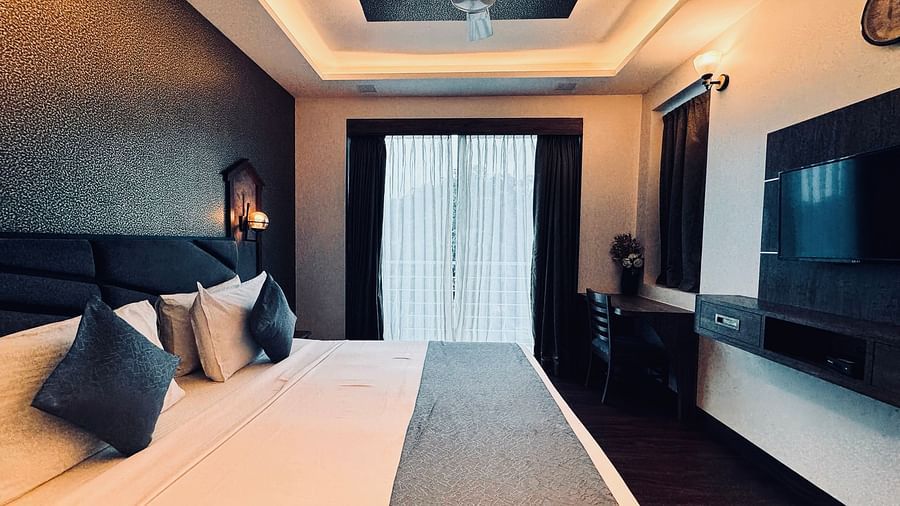 DELUXE ROOM (2)