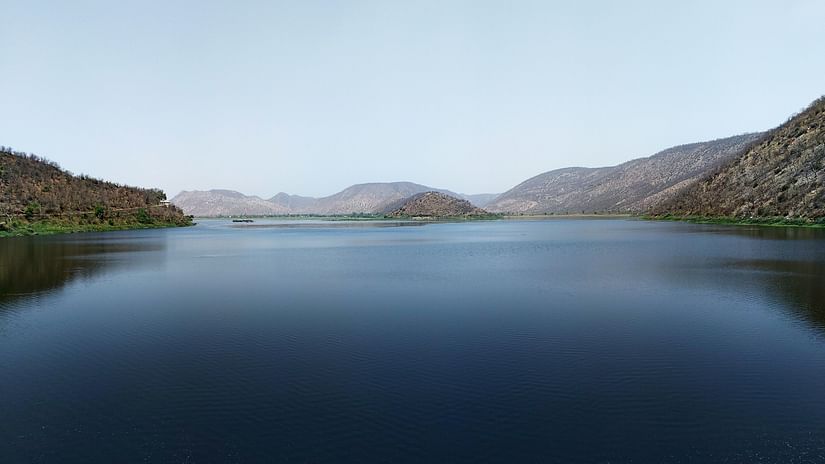 An overview of Siliserh Lake that is surrounded by mountain ranges.