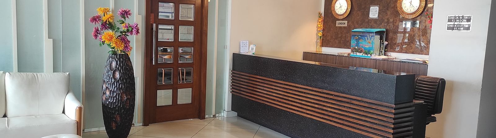 Reception area with a desk at Wonder country club resort