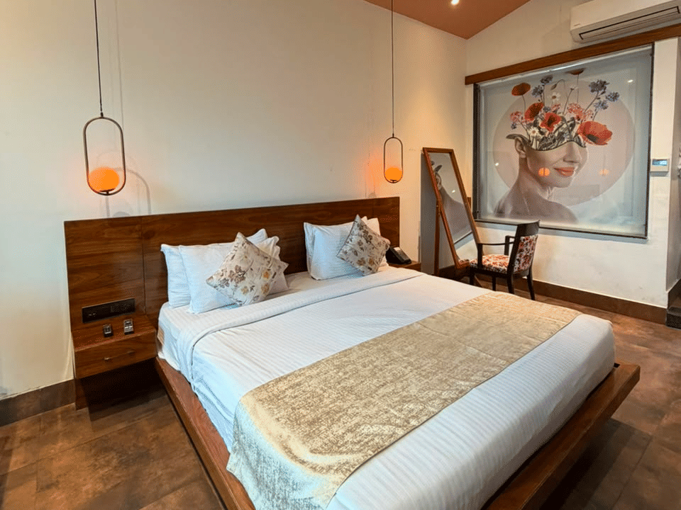 Skyline by Miraya, Club Executive, Bed with mirror and framed portrait