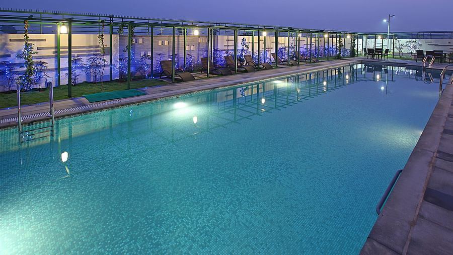 outdoor swimming pool at la classic, hosur road