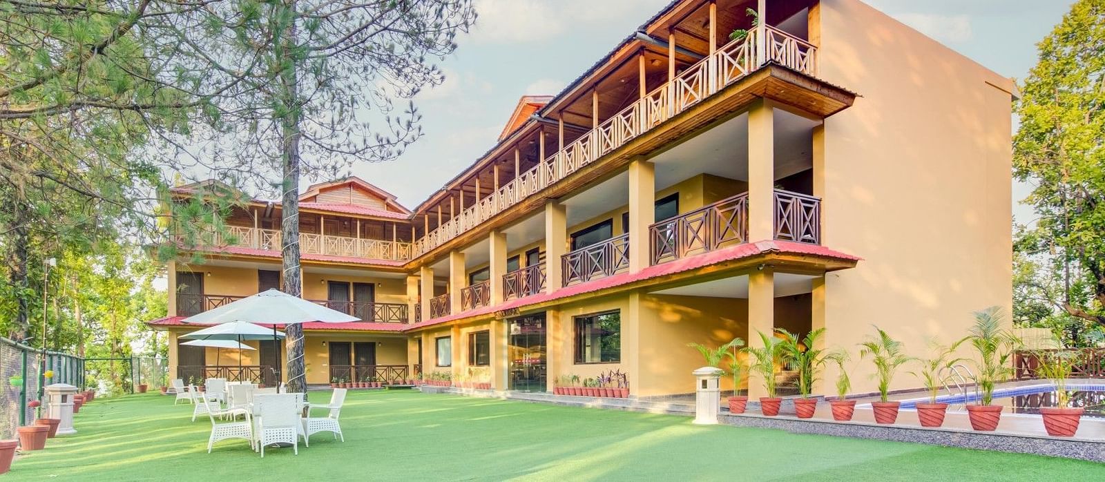 A daytime facade image - Summit Jungle Resort, Lansdowne