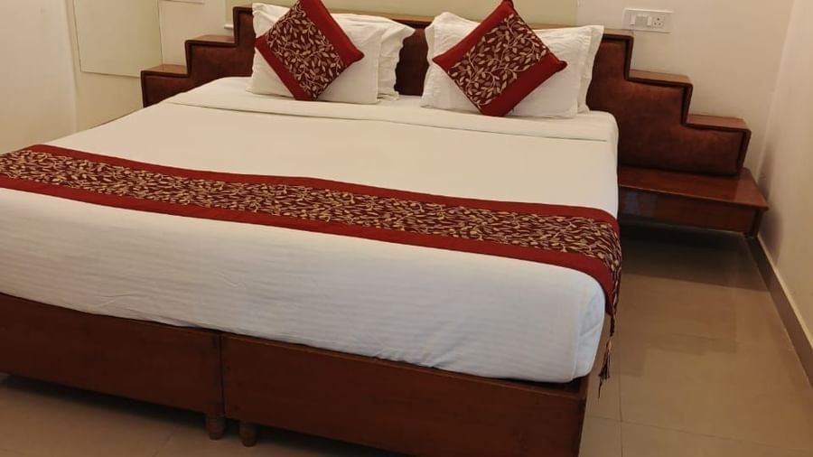 Comfortable guest room with double bed and red accents at Fantasy Golf Resort.