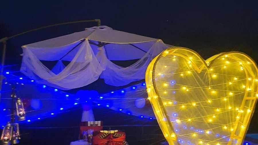 alt-text Illuminated heart decoration at night for romantic dinner