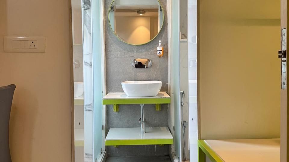Picture featuring the interior view of Single Deluxe room - Hotel Le ROI Express, Karol Bagh
