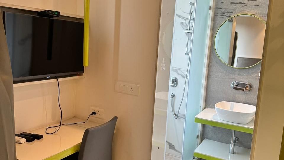 Picture featuring the interior view of Single Deluxe room - Hotel Le ROI Express, Karol Bagh